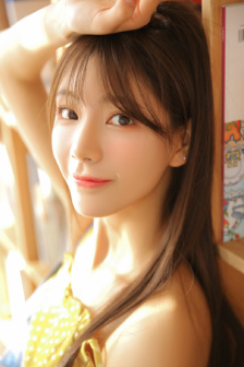 女性扒開大腿內側小肚子癢