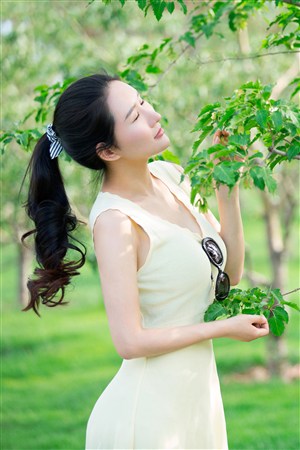 只有一根繩子遮住重要部位