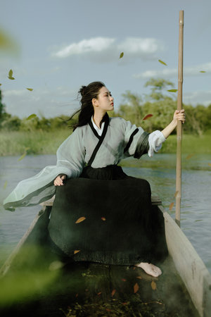 《金殿鎖嬌》風荷游月